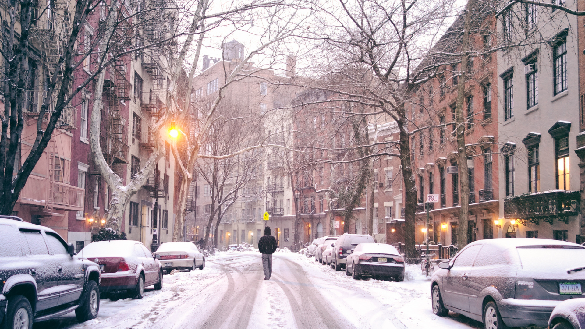 1920x1080 Download wallpaper car, USA, United States, Winter, New York, Manhattan, NYC, Snow, man, Road, America, vehicles, United States of America, New York City Snow on a Winter Evening in the West