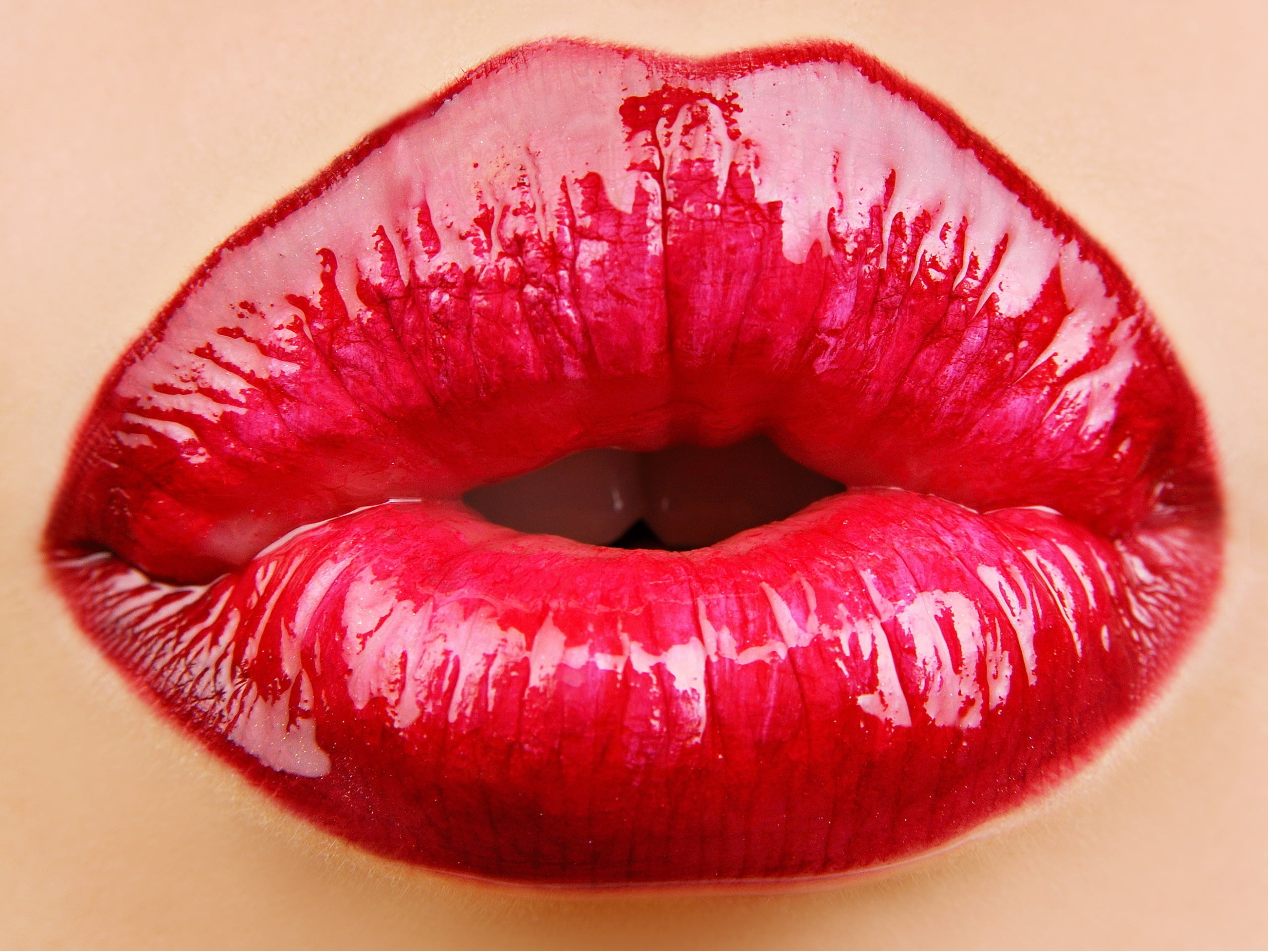 2560x1920 Selective focus close-up photo of shiny red lips HD wallpaper | Wallpaper Flare