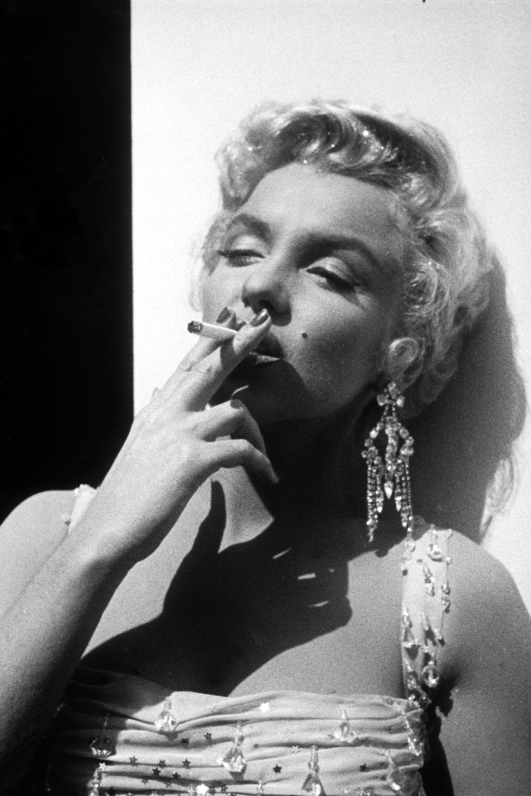 1700x2550 Marilyn Monroe Smoking Wallpapers Top Free Marilyn Monroe Smoking Backgrounds