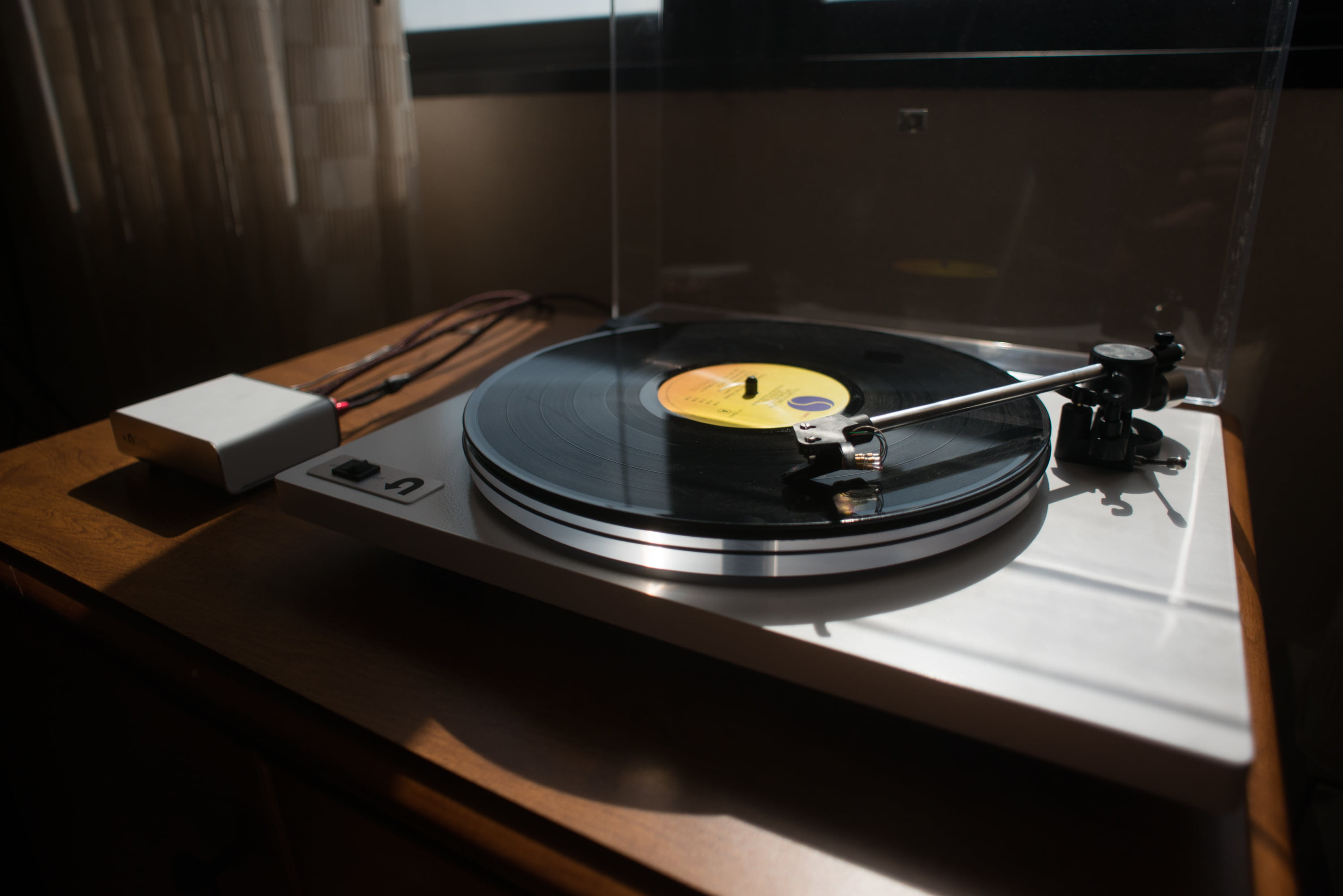 3000x2002 Shallow focus photography of brown and black vinyl record player HD wallpaper
