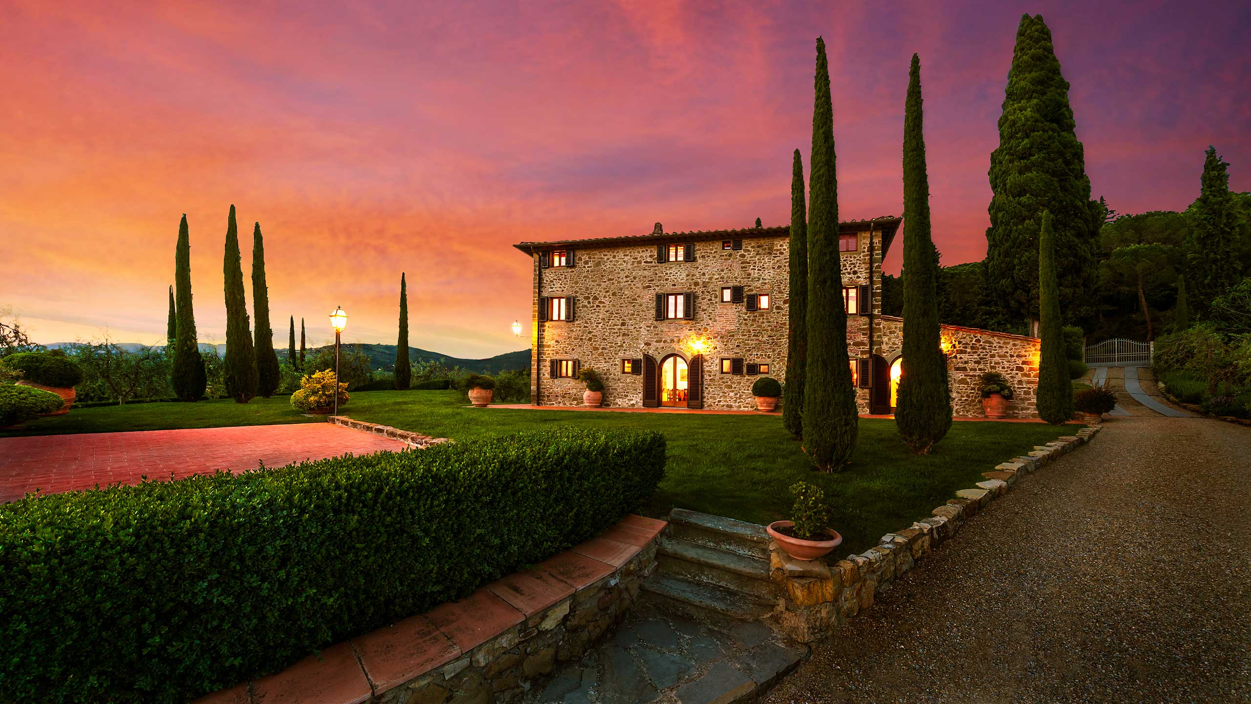 2560x1440 Mansion in Tuscany, Italy