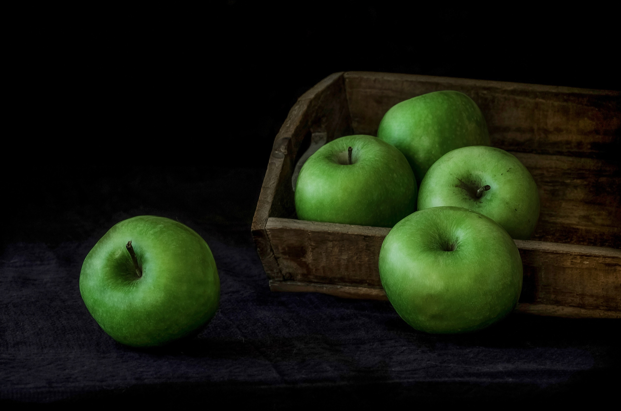 2560x1695 Wallpaper : still life, minimalism, fruit, food, apples WallpaperManiac 1741243 HD Wallpapers