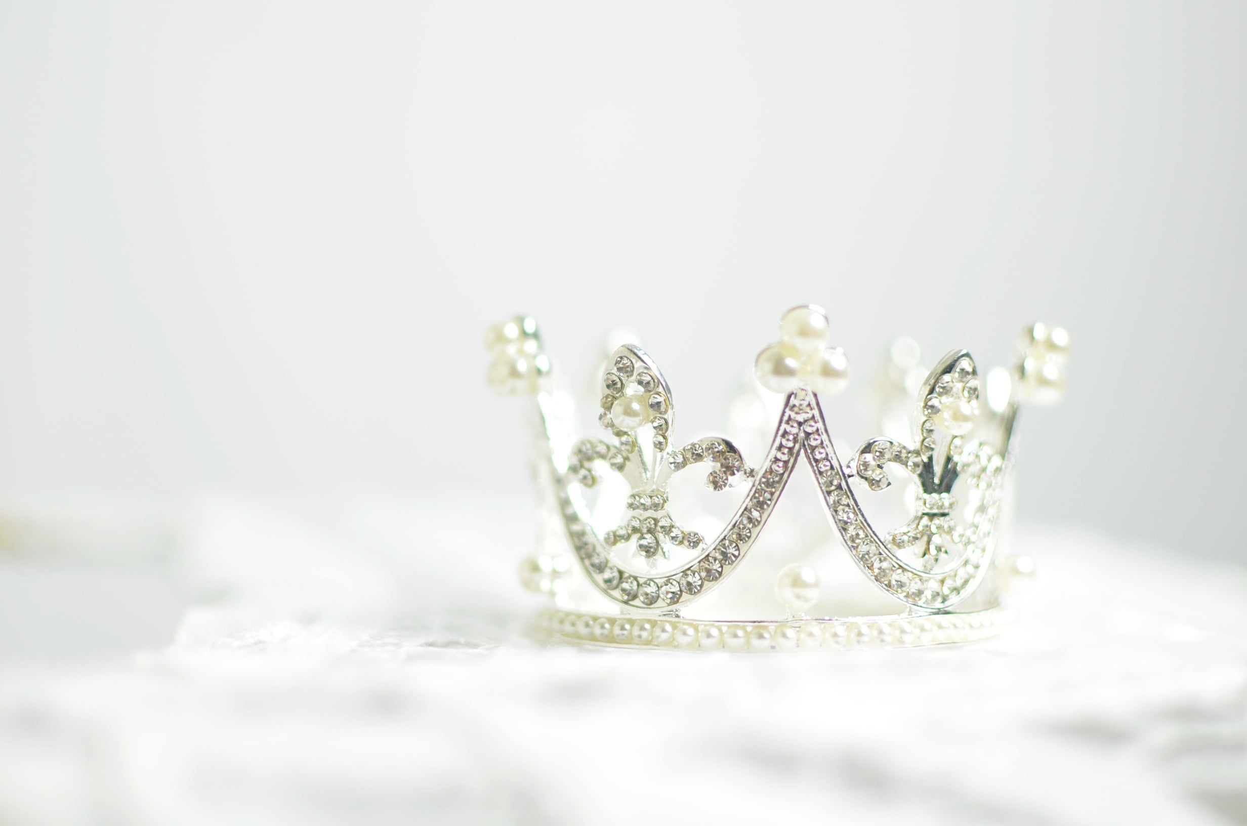 2464x1632 Silver crown encrusted with white pearls HD wallpaper
