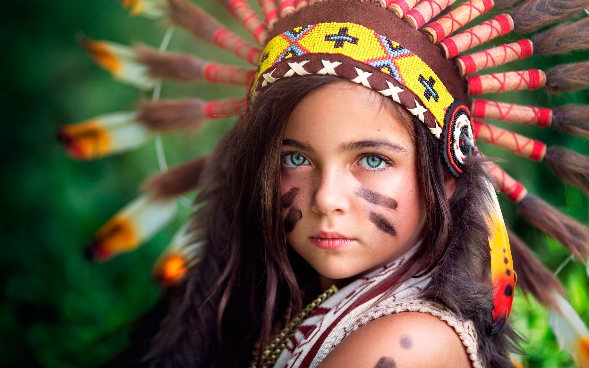1920x1200 Little Indian, girl's yellow brown and red feather headdress #indian little girl #1080P &acirc;&#128;&brvbar; | Chicas nativas americanas, Disfraces para chicas, Chicas estadounidenses