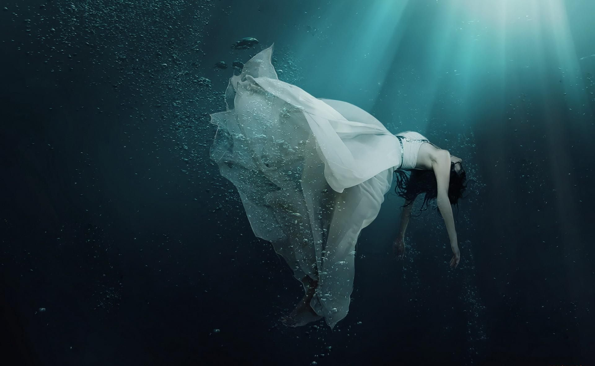 1920x1182 girl in dress underwater Google Search | Girl under water, Underwater portrait, Girl in water
