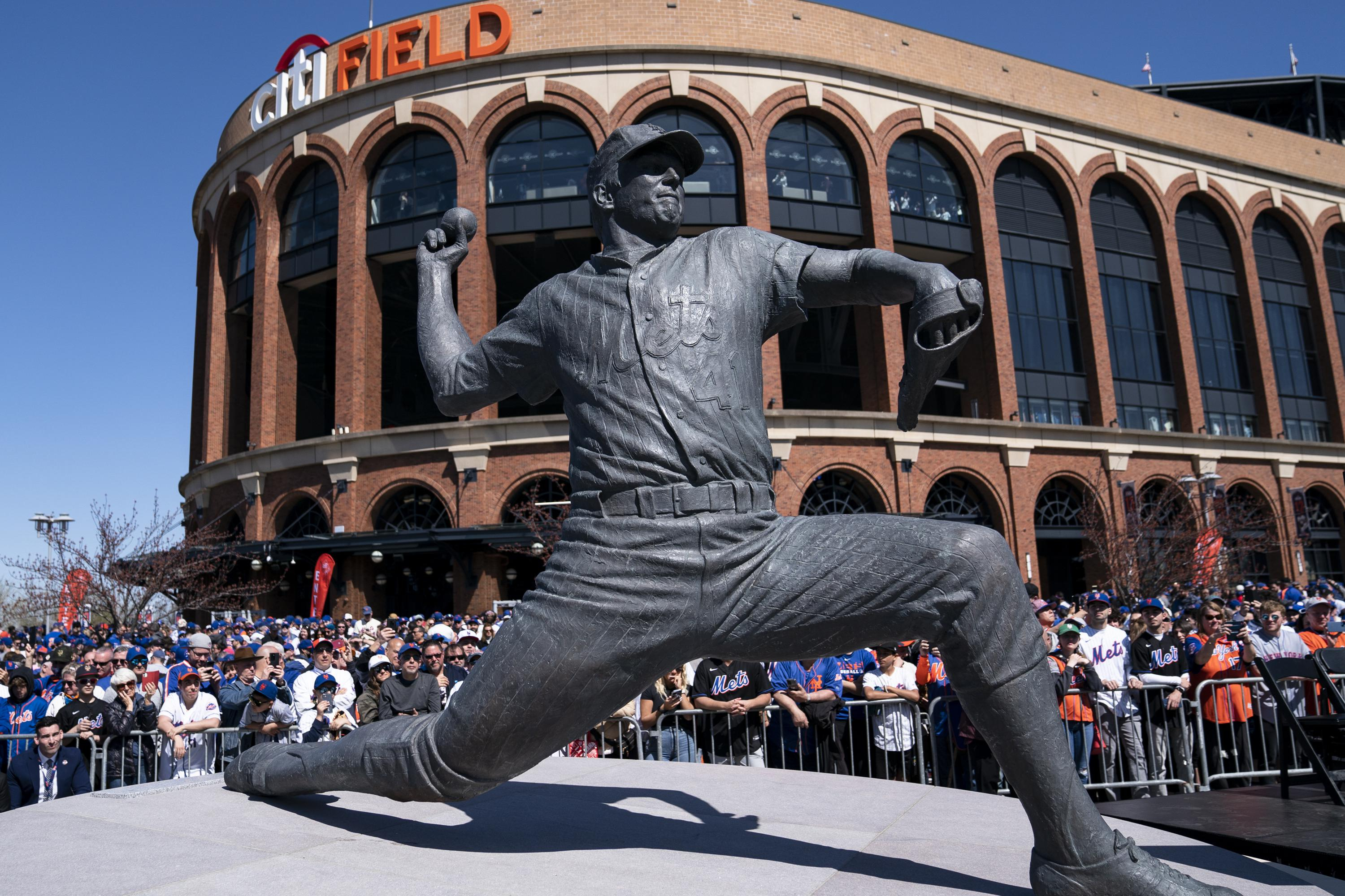 3000x2000 Larger than life: Mets unveil Seaver statue at Citi Field | AP News
