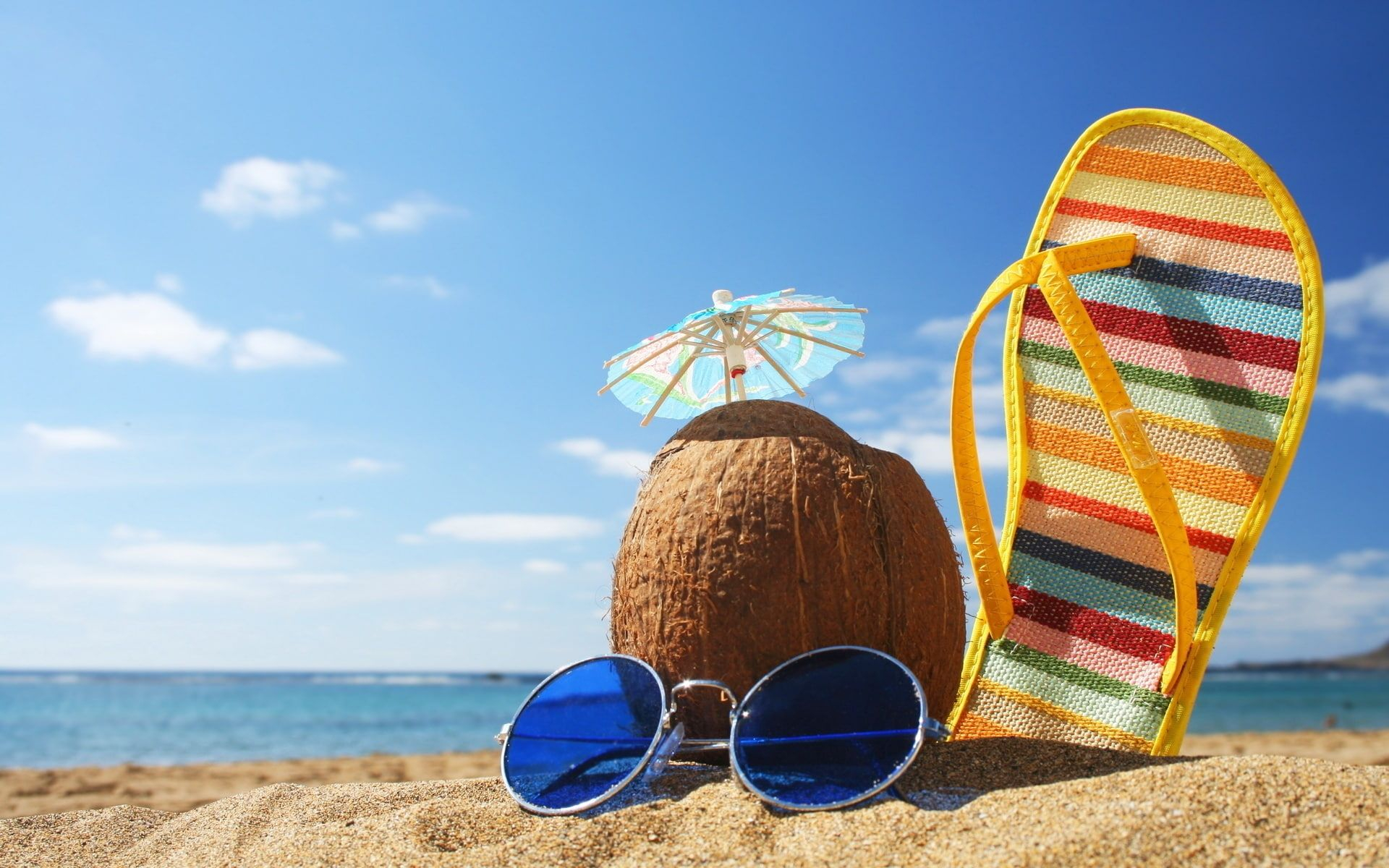 1920x1200 Summer beach holiday coconut, gray framed sunglasses; coconut drink and multicolored flip flops #Summer #Beach #Holiday #Coconut #1080P #wallpaper &acirc;&#128;&brvbar; | Estate, Vide