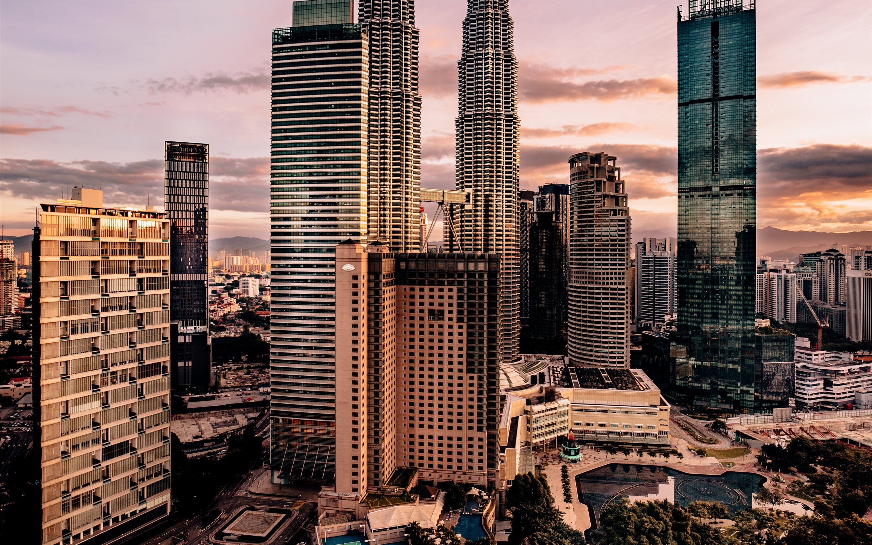 2880x1800 The Petronas Towers in MacBook Air Wallpaper Download |