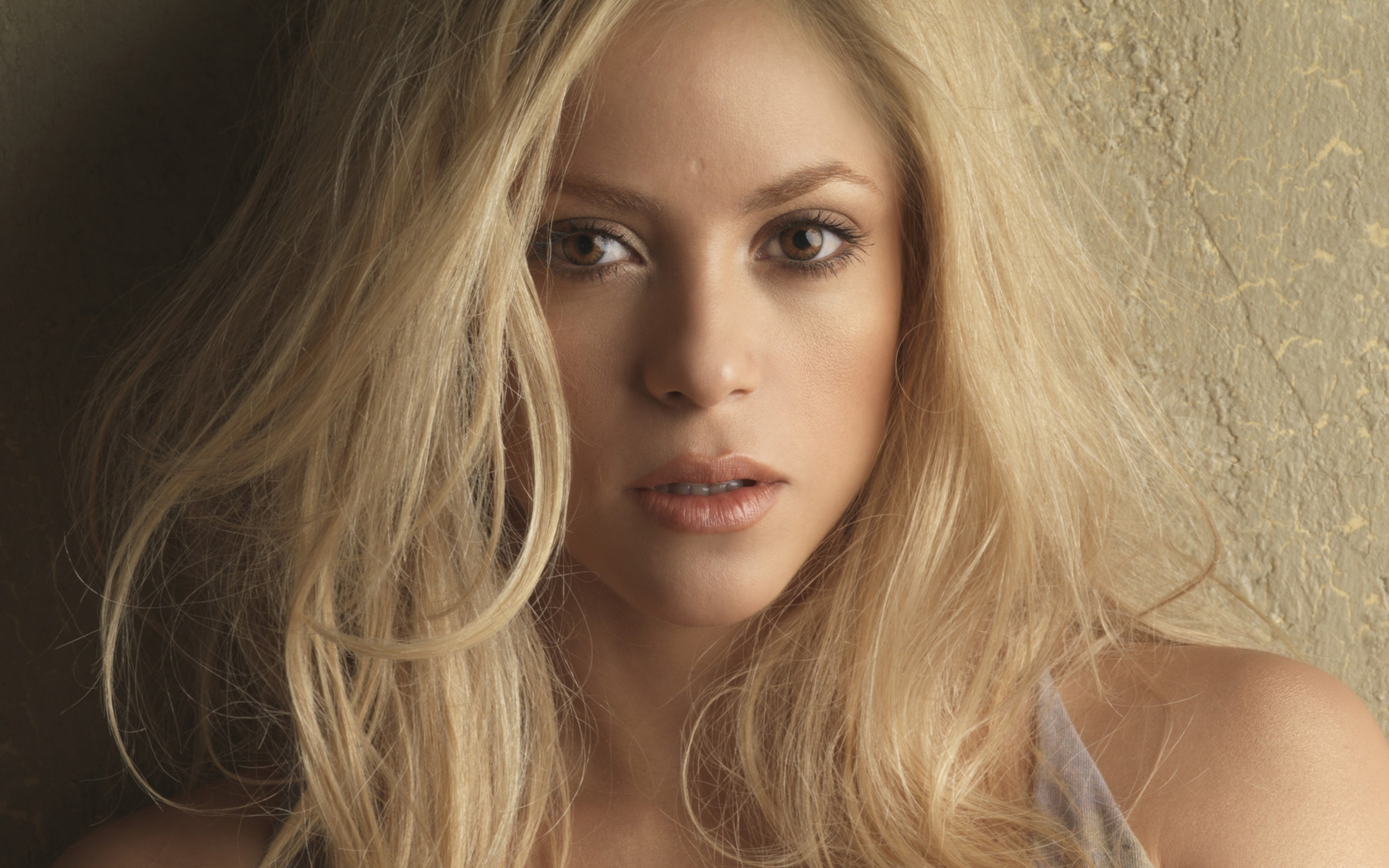 2880x1800 Shakira HD Wallpaper