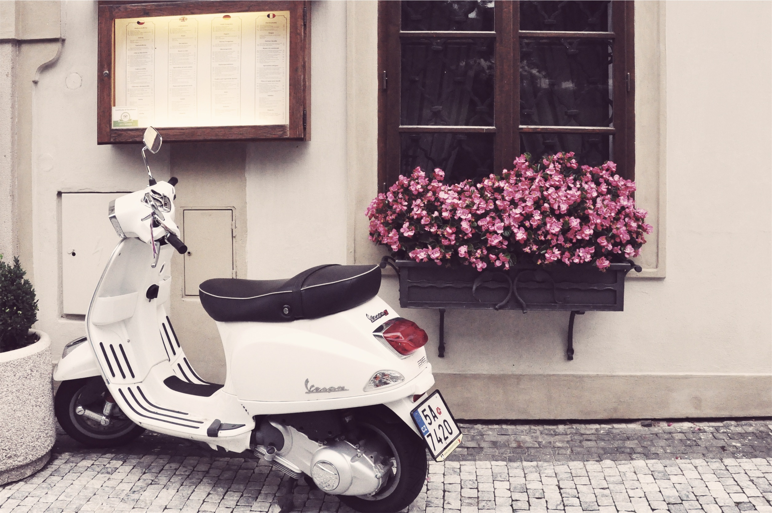 2513x1670 Wallpaper : white, flowers, vehicle, Vespa, moped, scooter goodfon 550212 HD Wallpapers