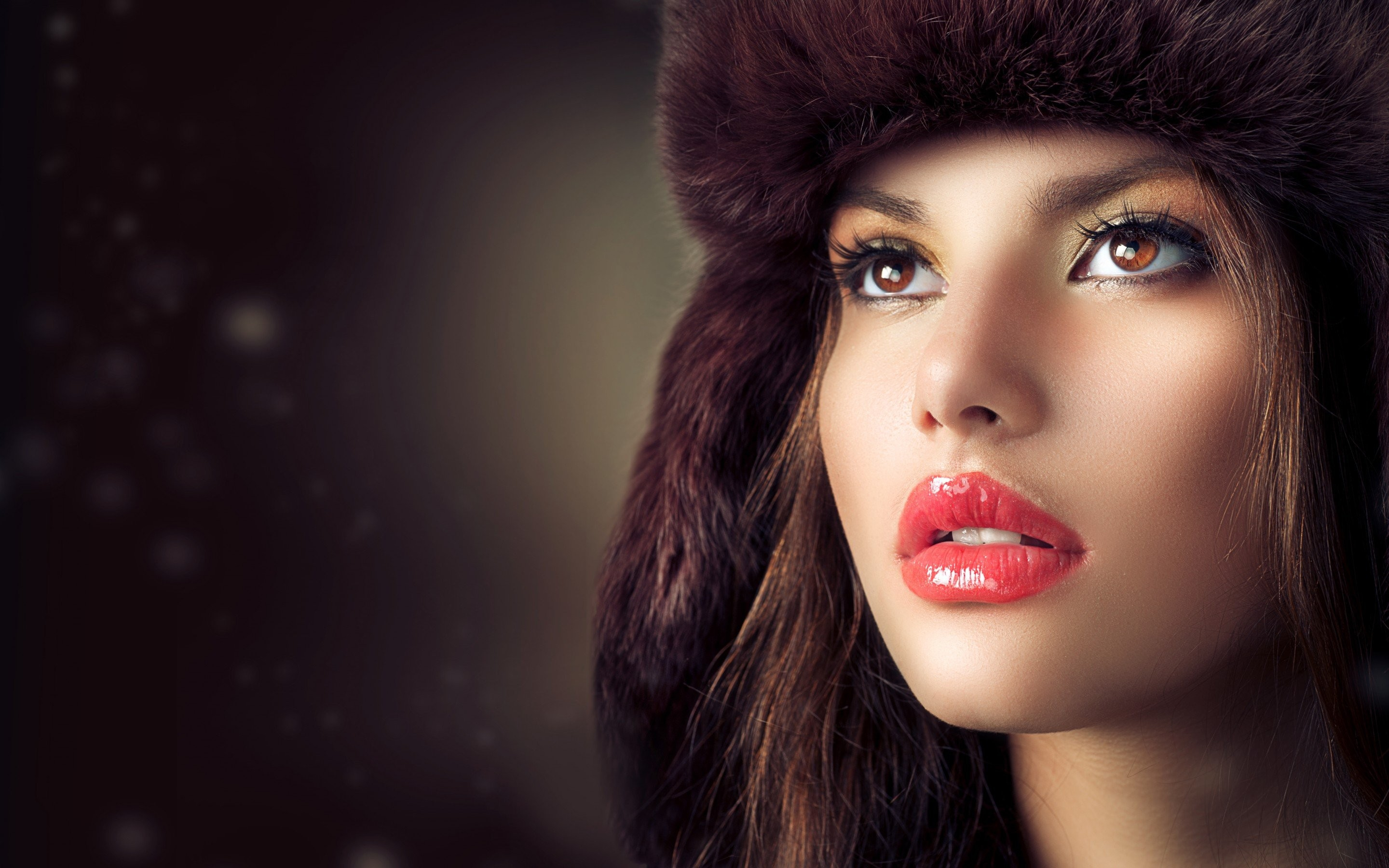 2880x1800 Wallpaper : face, black, women, model, long hair, brunette, open mouth, hat, red lipstick, brown eyes, fashion, juicy lips, fur, nose, skin, head, airbrushed, funny hats, color, girl, beauty, eye, lady, darkness