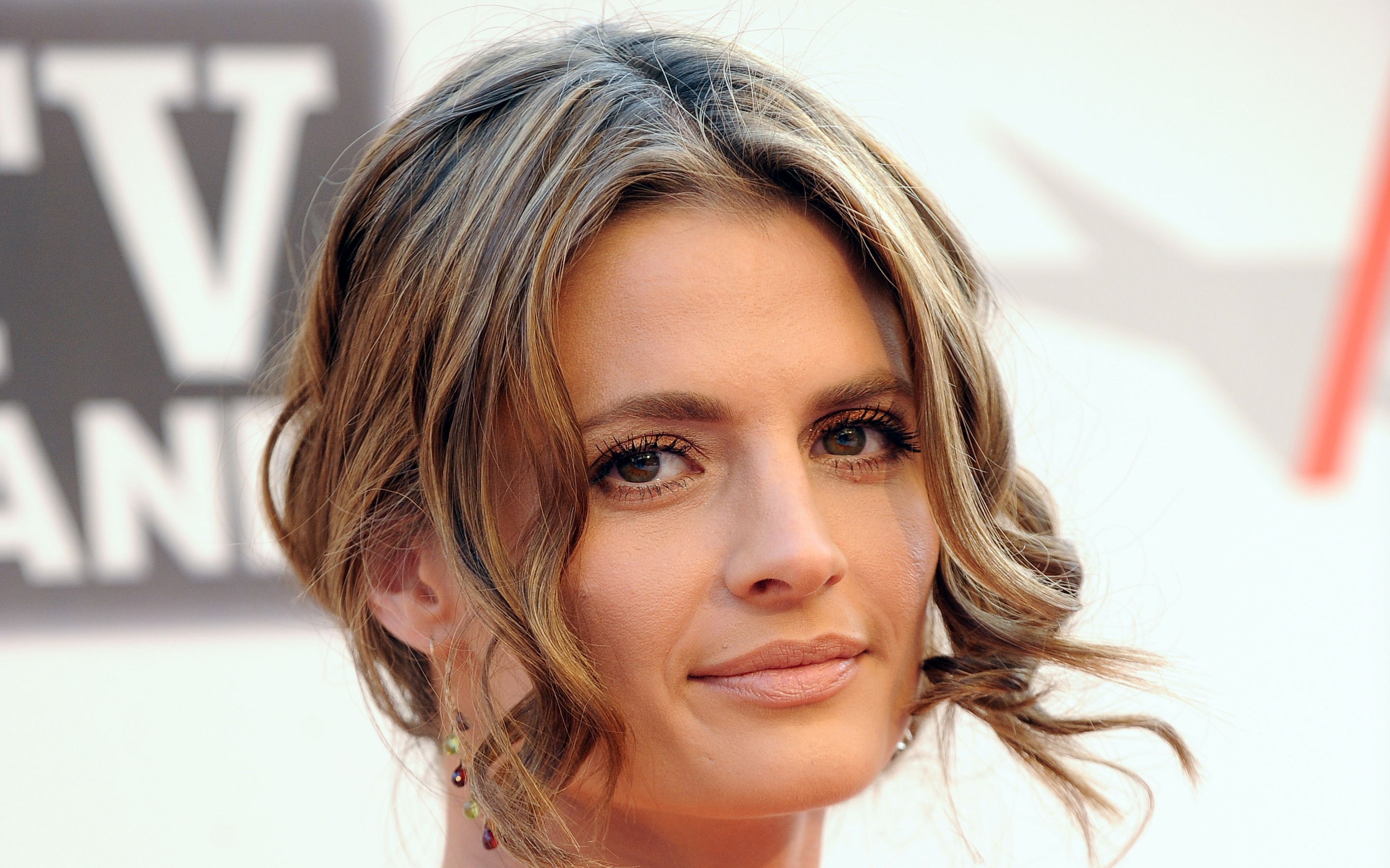 2880x1800 40+ Stana Katic HD Wallpapers and Backgrounds