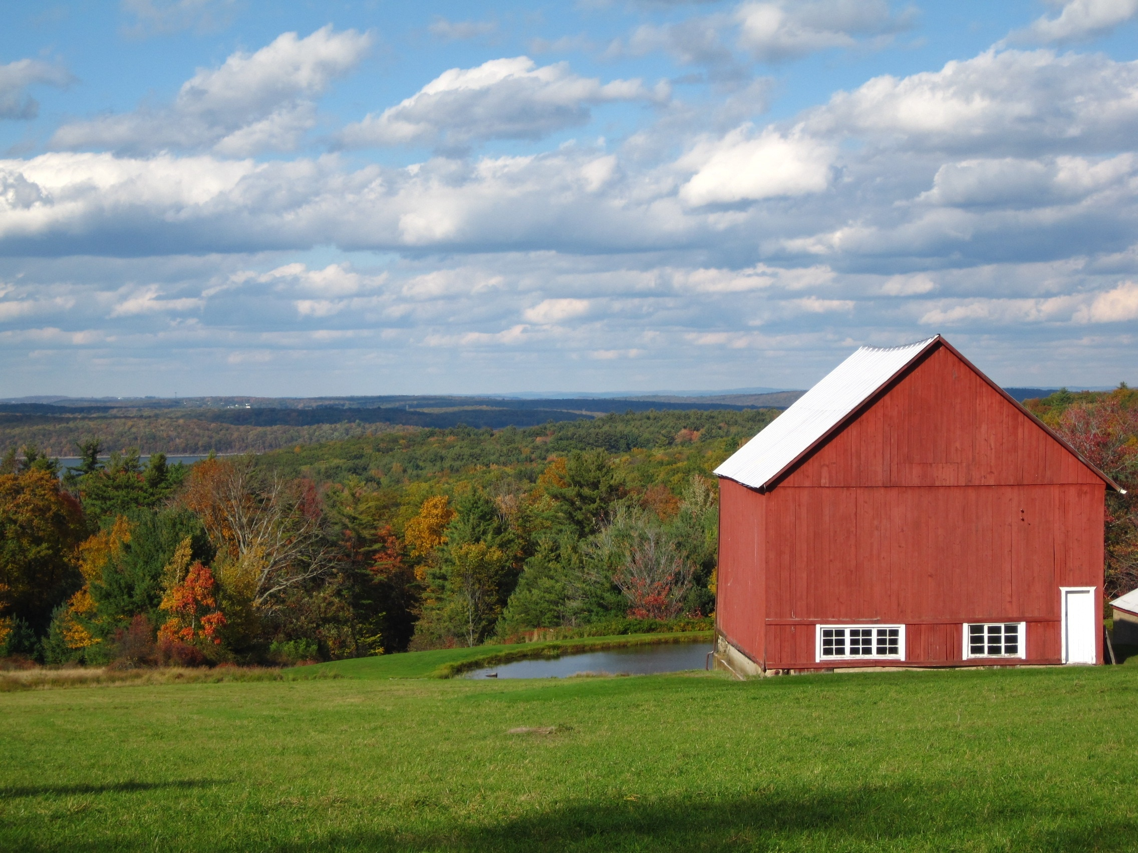 2272x1704 red barn on grass field free image | Peakpx