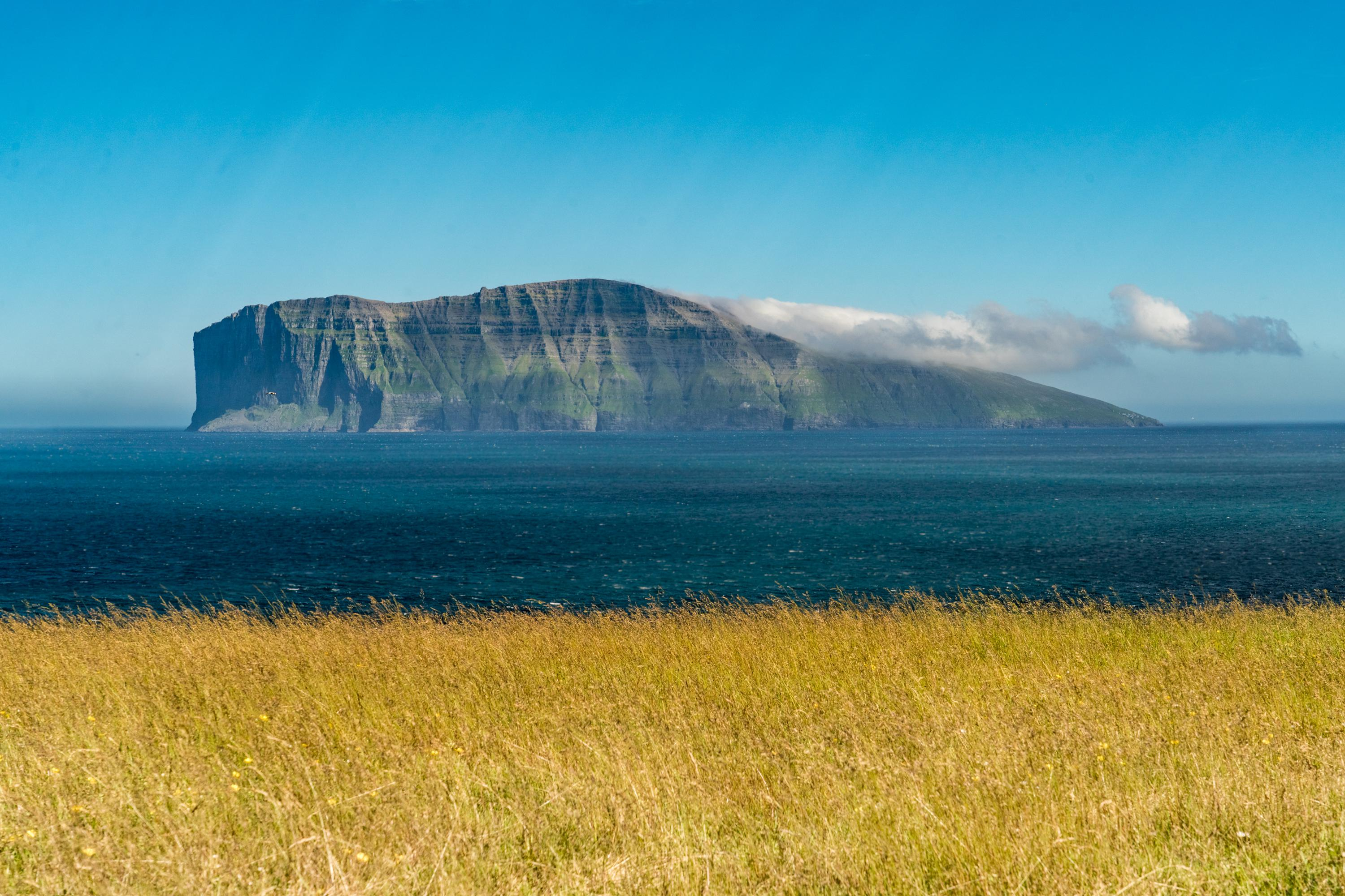 3000x2001 Summer time in the Faroe Islands. View of Fugloy from Vidoy, Faroe Islands (F&Atilde;&cedil;royar). [CROSSPOST] : r/wallpapers