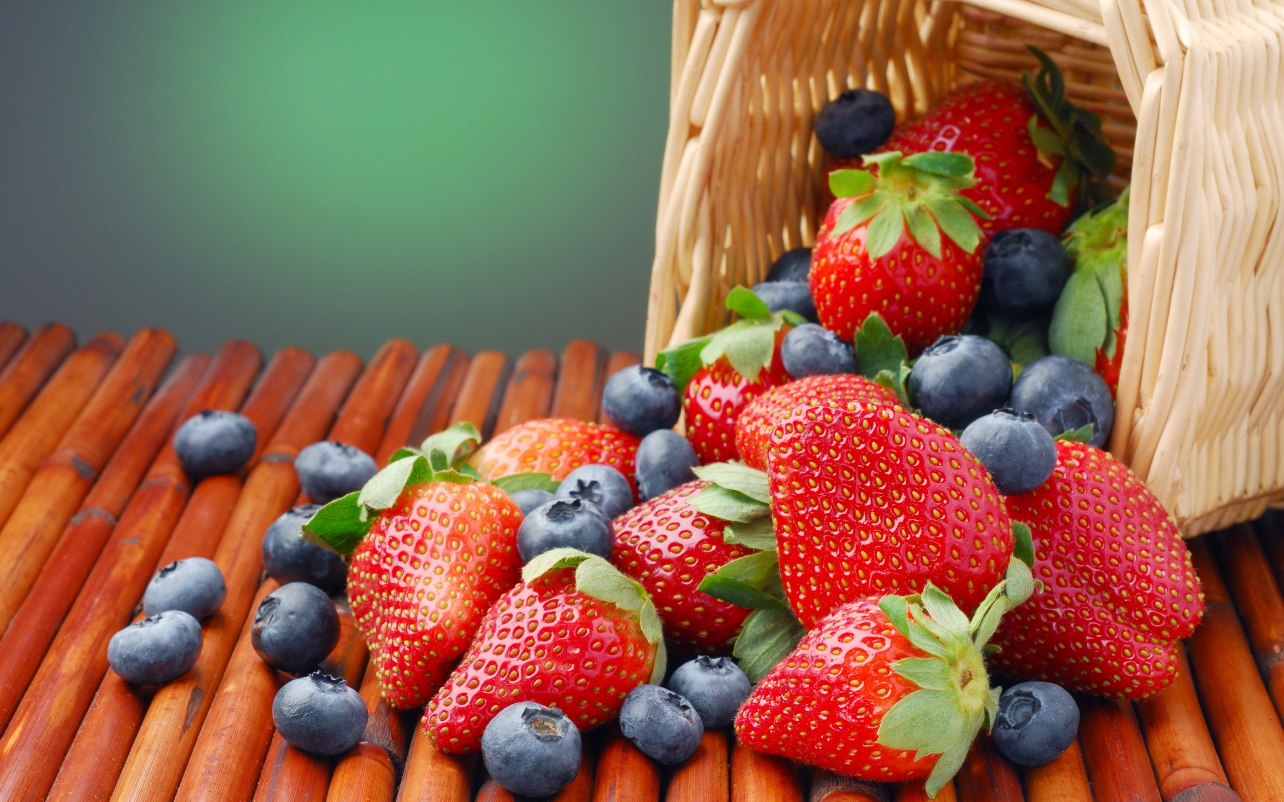 2560x1600 Strawberries And Blueberries Wallpaper [
