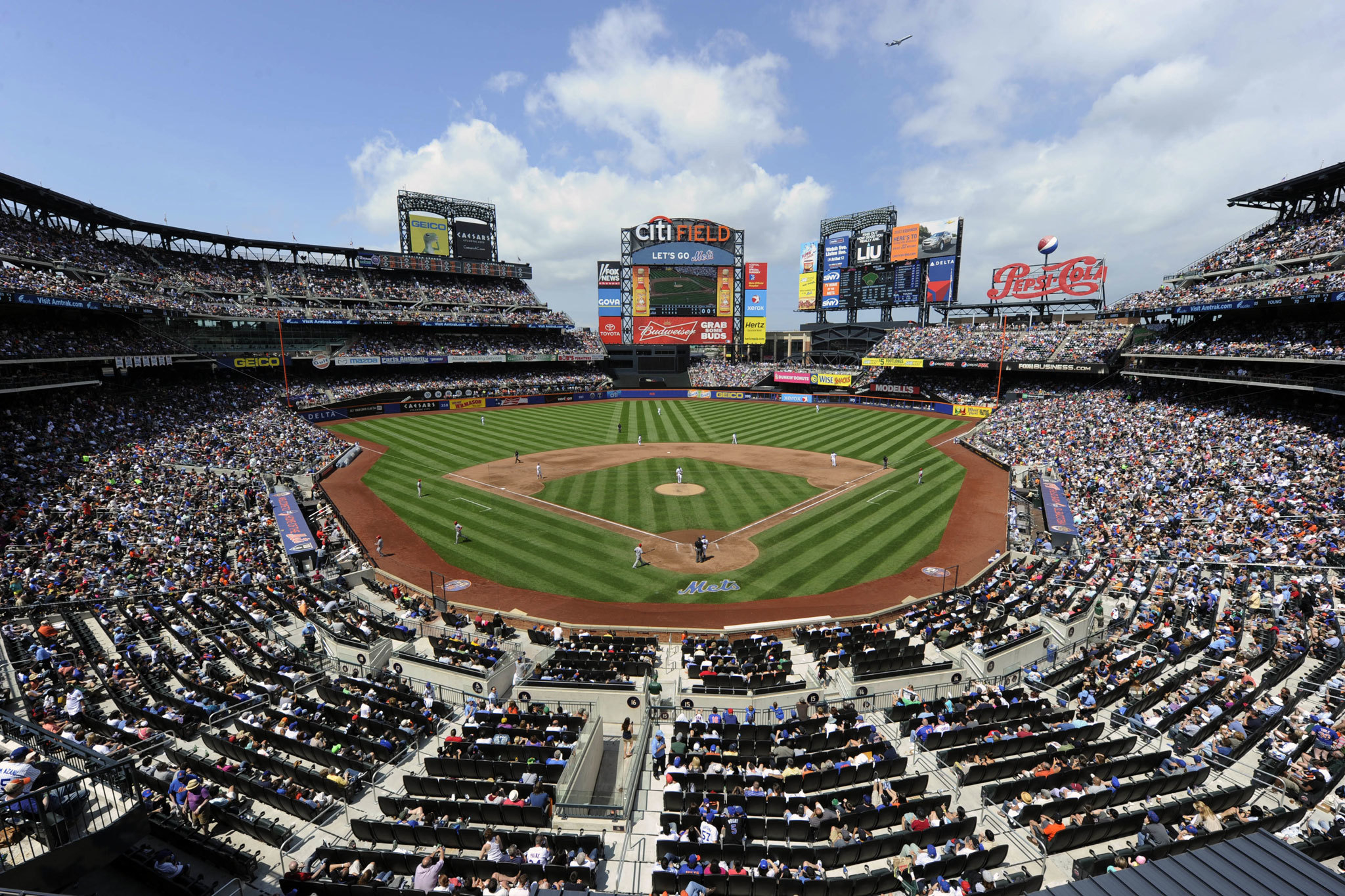 2048x1365 Baseball showdown! Yankee Stadium vs. Citi Field