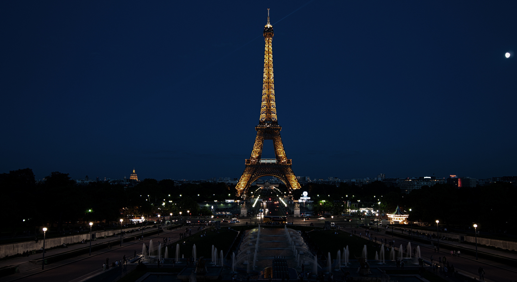 2048x1120 Eiffel Tower HD Wallpaper