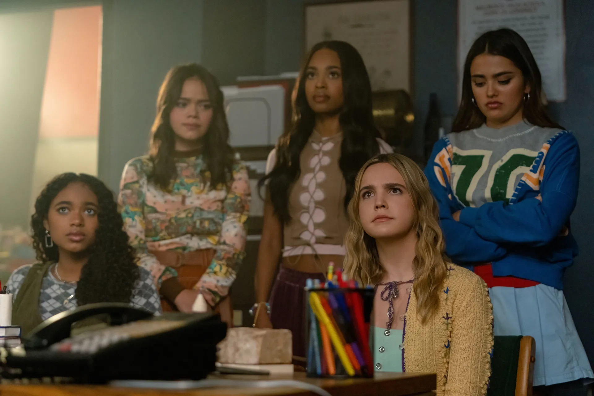 1920x1280 Pretty Little Liars: Original Sin&acirc;&#128;&#157; Easter Eggs, Outfit Secrets, and More Behind the Scenes | Teen Vogue