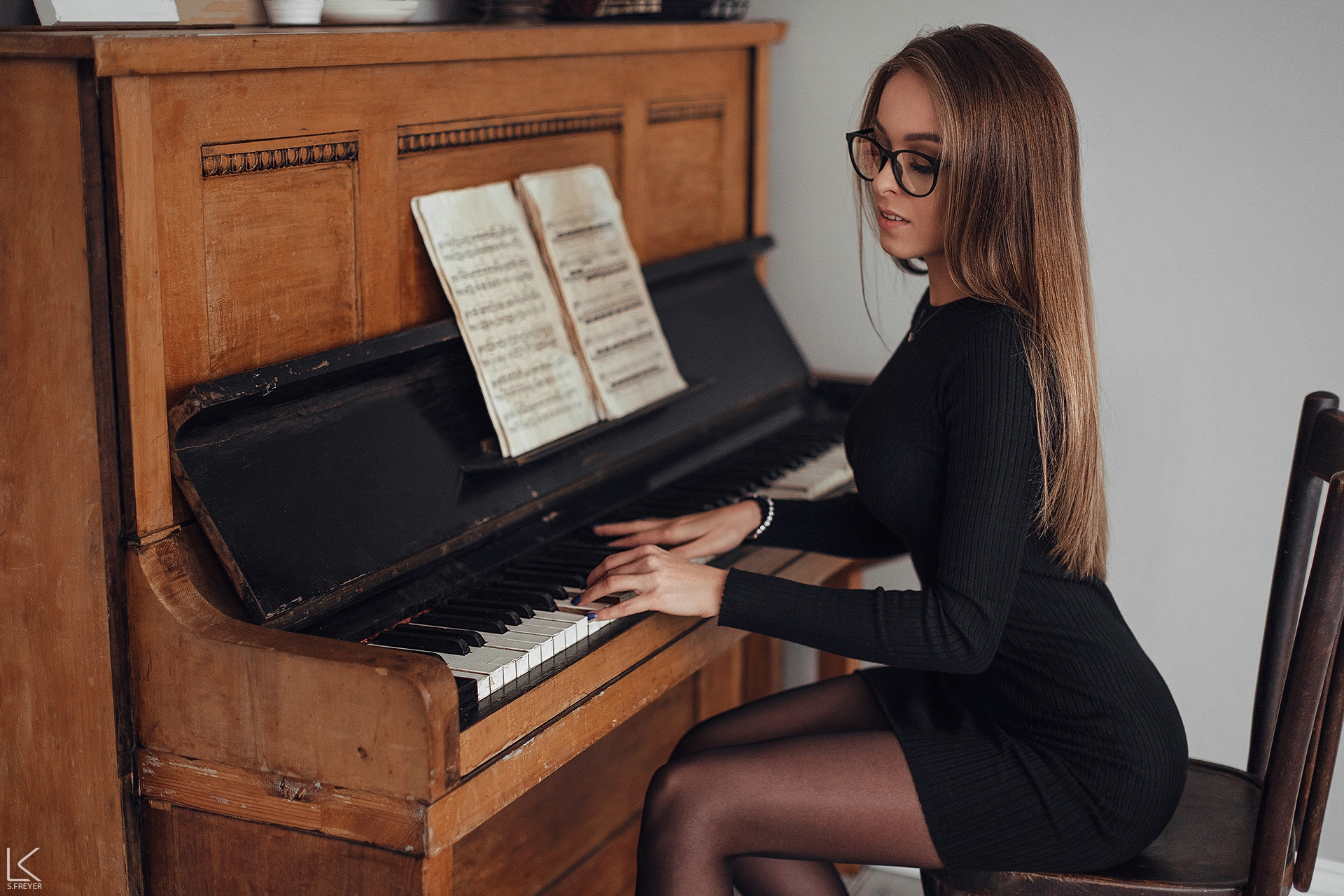 1920x1280 Wallpaper : sitting, piano, blue nails, Music Sheet, black dress, women with glasses, long hair, necklace, chair, Sergey Freyer Motta123 1618137 HD Wallpapers