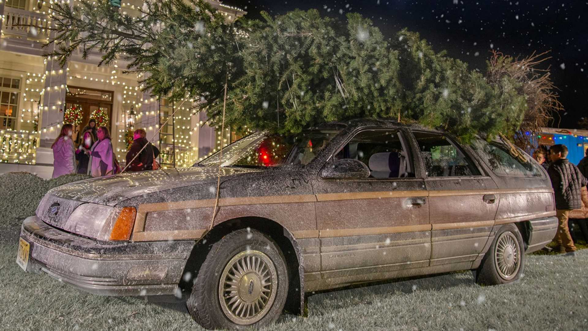 1920x1080 Home-Built 'Christmas Vacation' Display Includes Movie's Iconic Vehicles | Motorious