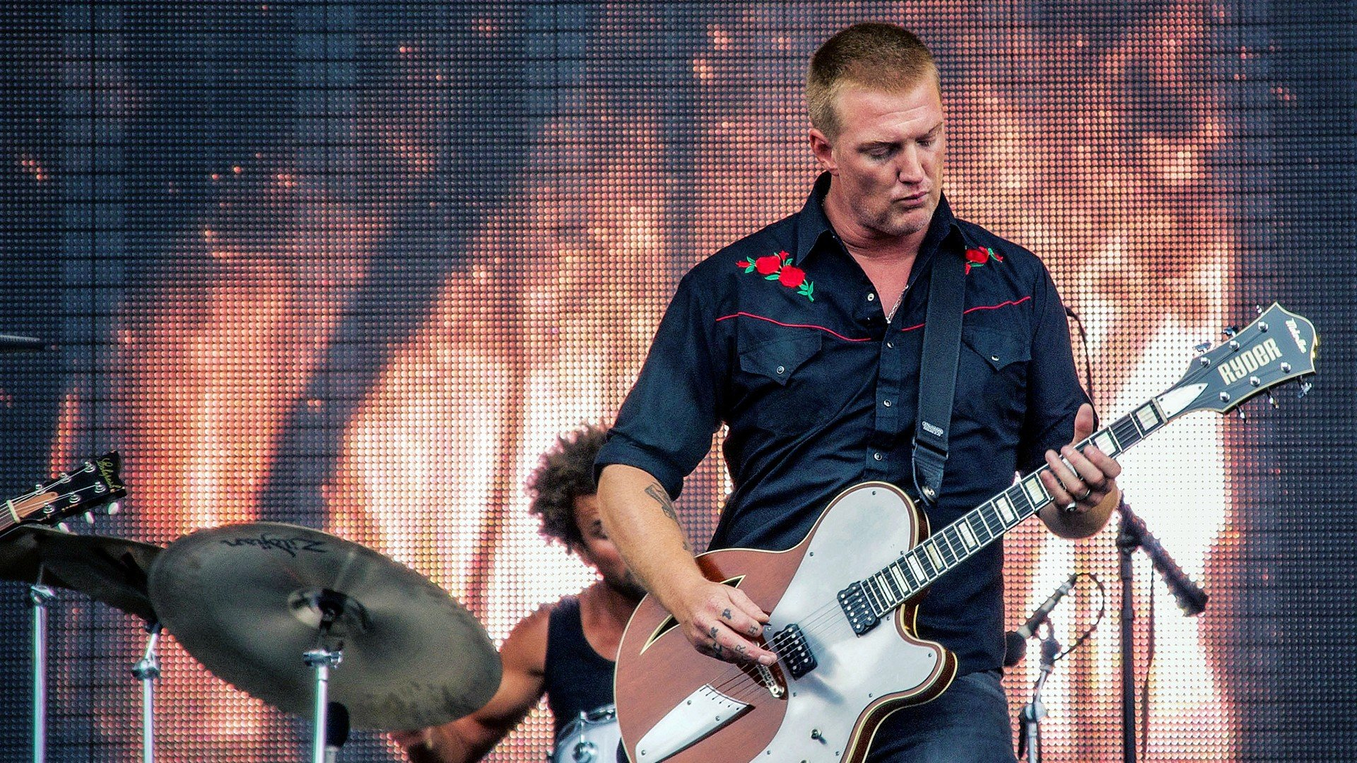 1920x1080 Music Queens of the Stone Age guitars drum set band concert josh homme jon theodore wallpaper | | 234887