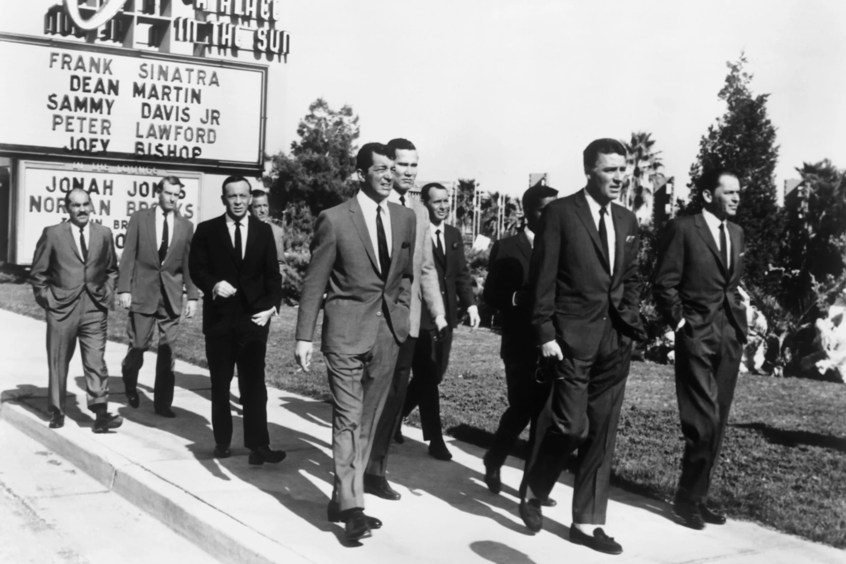 2800x1867 Globe Photos Entertainment The Rat Pack Walking At The Sands 18