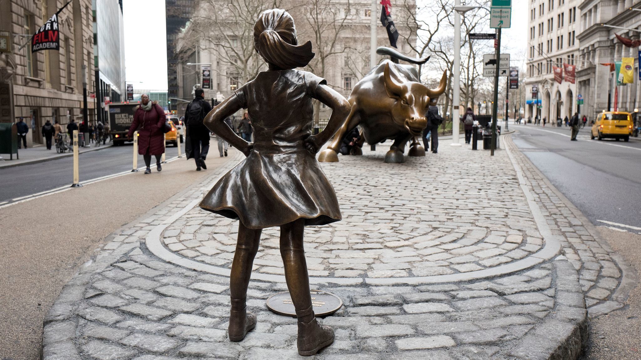 2048x1152 Why there's a statue of a fearless girl facing Wall Street's 'Charging Bull' | Fearless girl statue, Charging bull, Statue