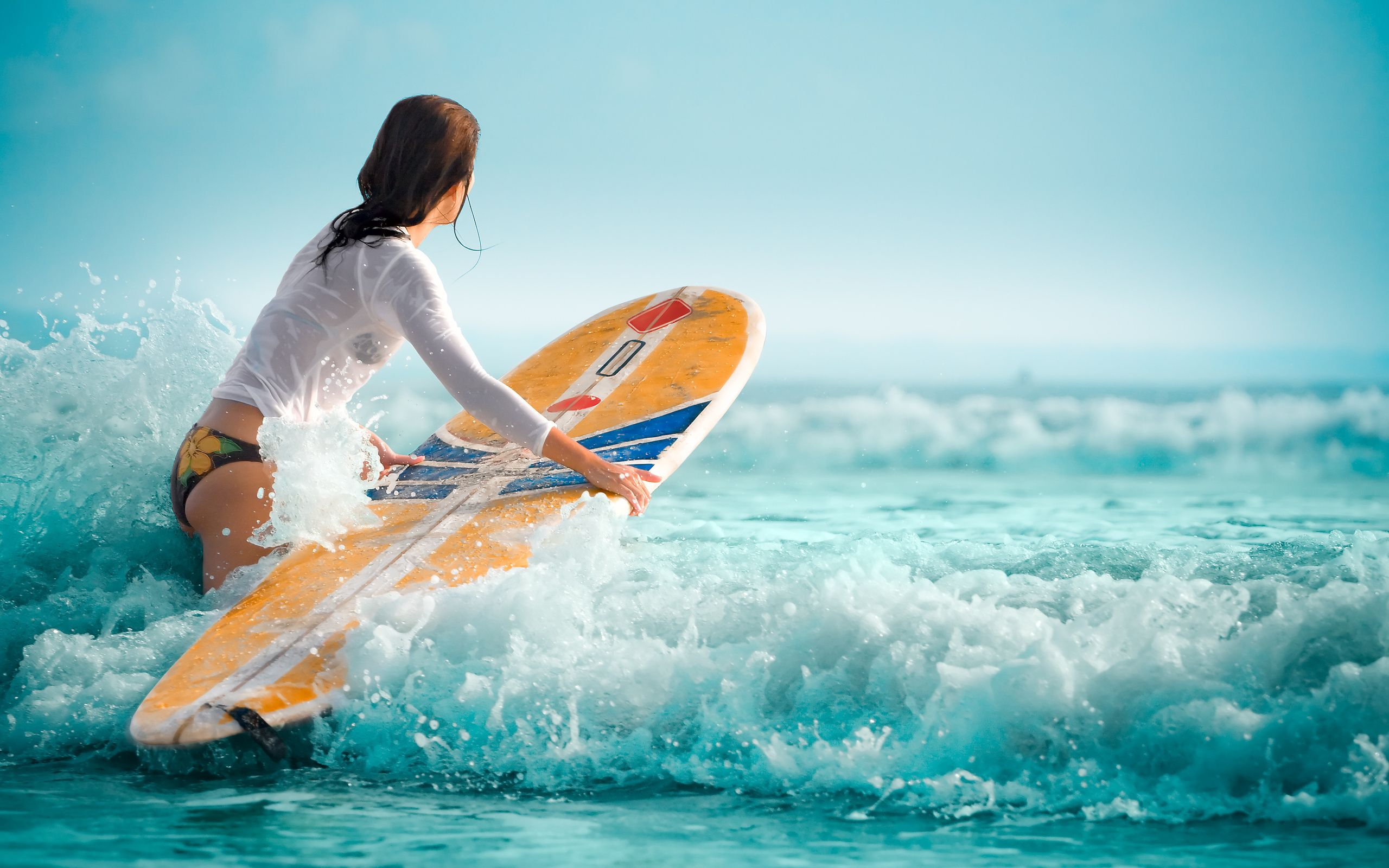 2560x1600 Surfing Girl | Surfing wallpaper, Surfing waves, Surfing