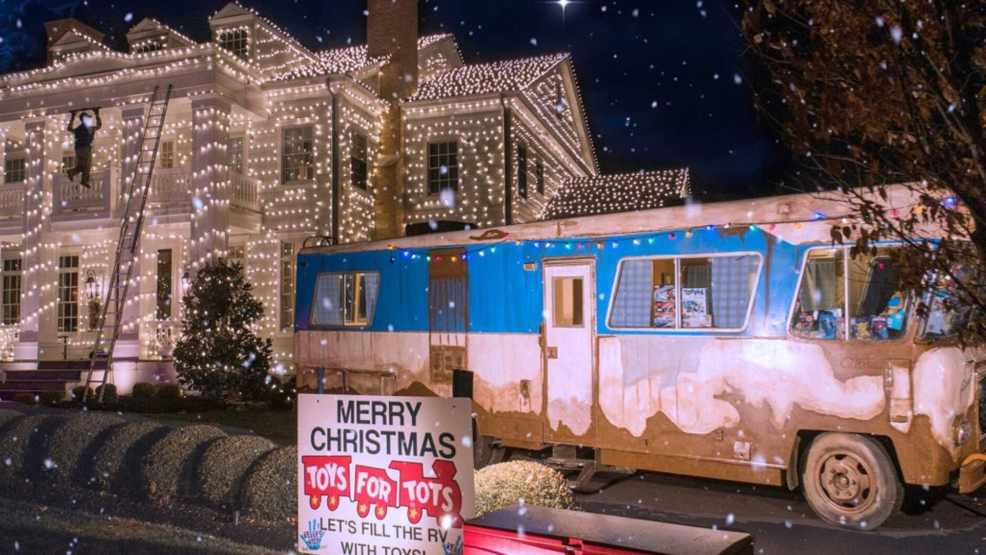 1920x1080 Home-Built 'Christmas Vacation' Display Includes Movie's Iconic Vehicles | Motorious