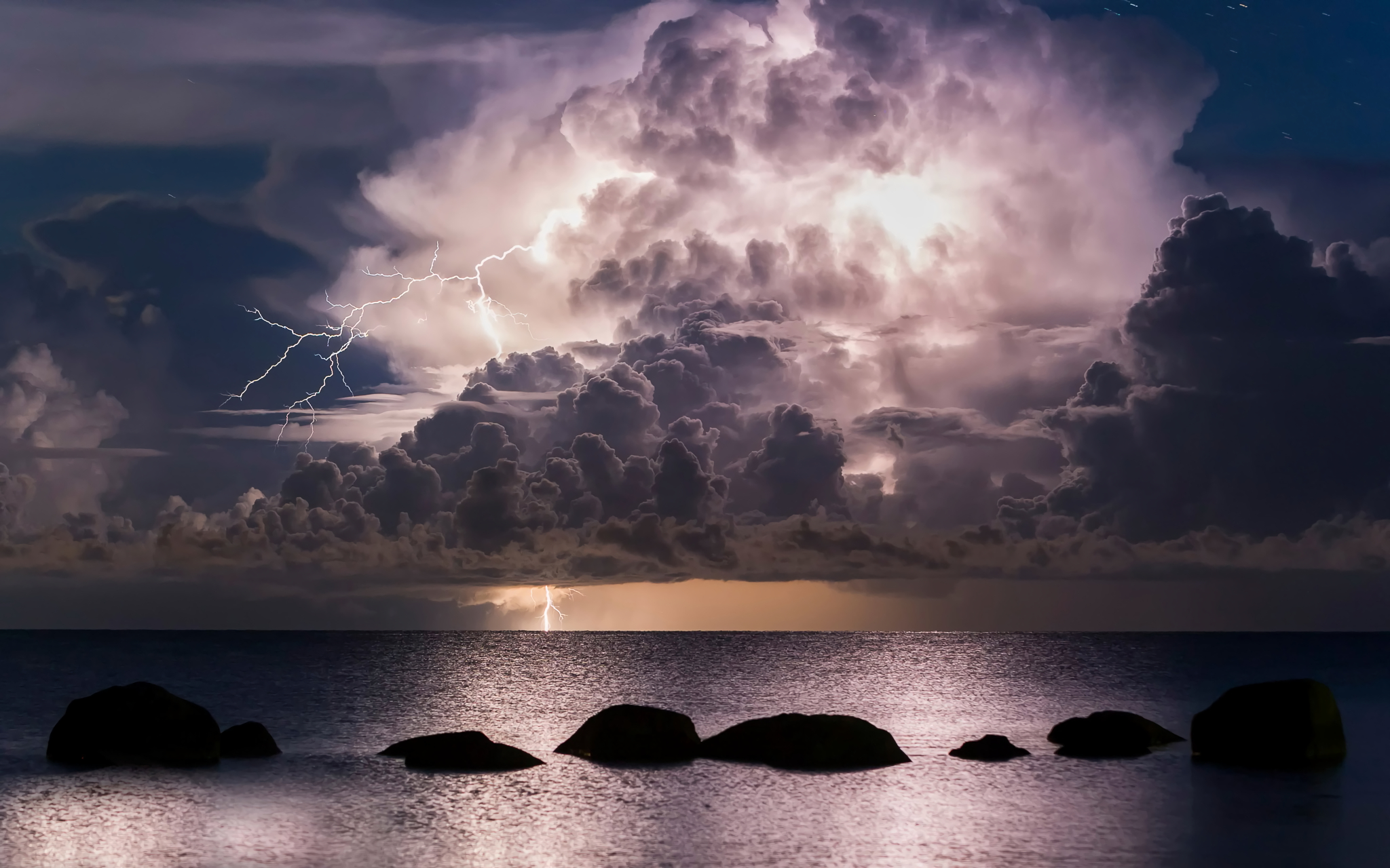 2048x1280 Lightning and Storm Clouds over Ocea