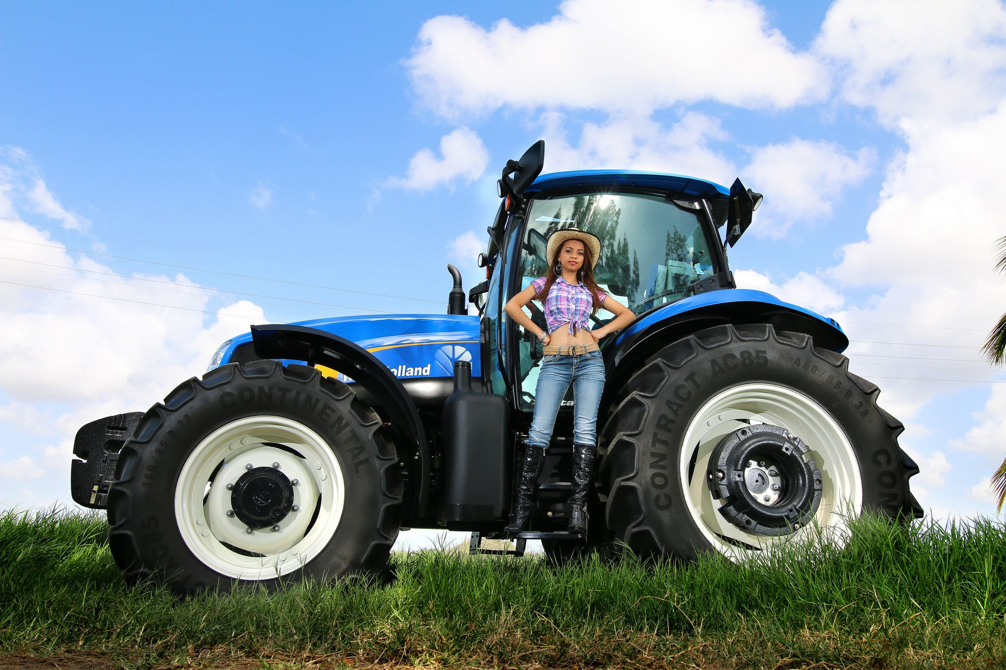 2048x1365 Wallpaper girl, tractor, farmer, jeans wallpapers situations ... | New holland tractor, Tractors, New holland