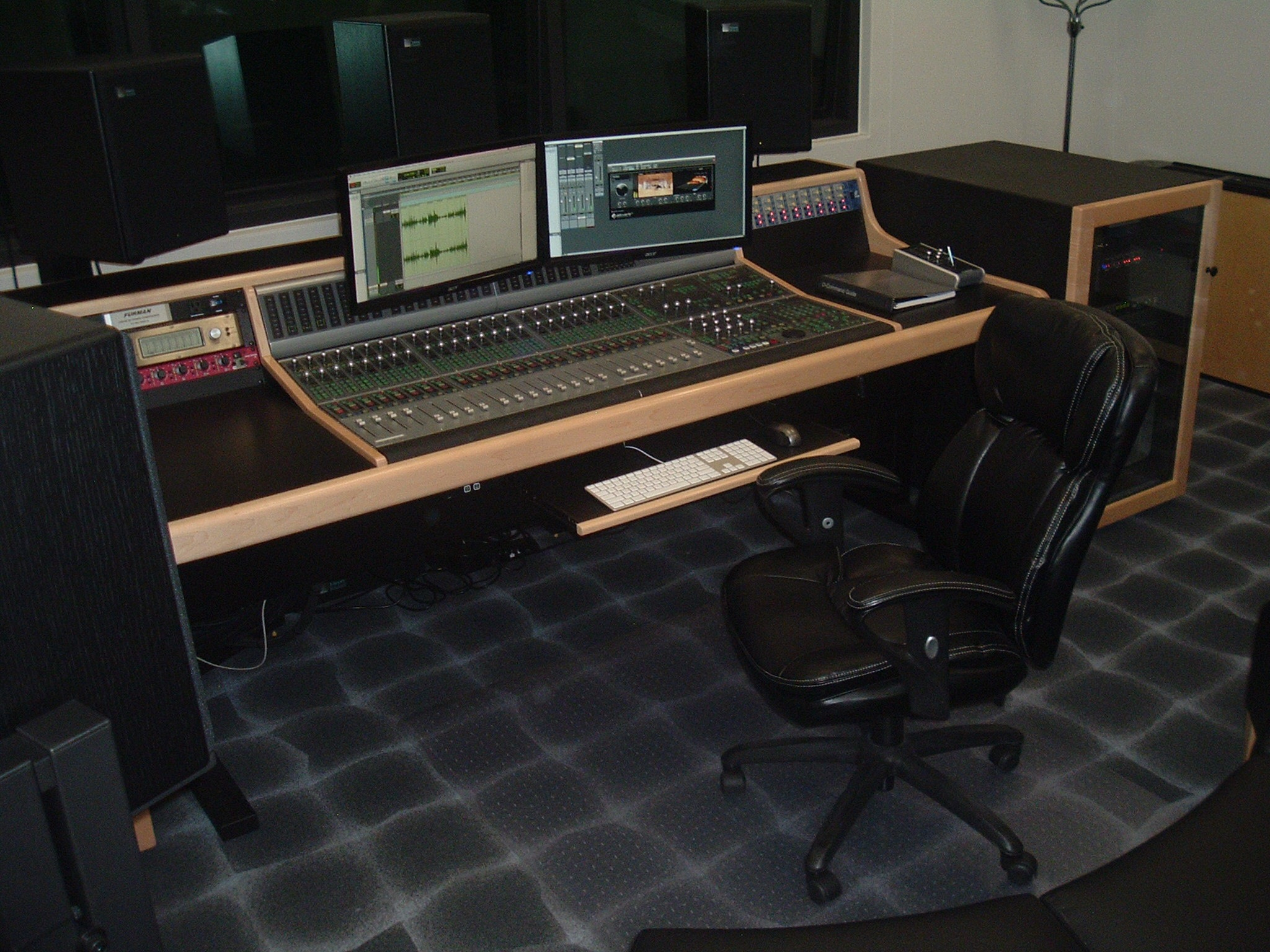 2048x1536 Music Recording Studio UCI