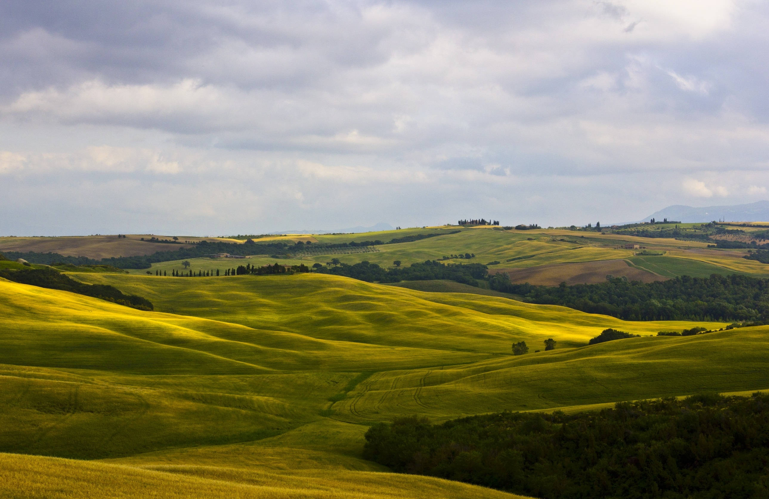 2579x1673 Download Stunning Tuscany Hills Italy Wallpaper