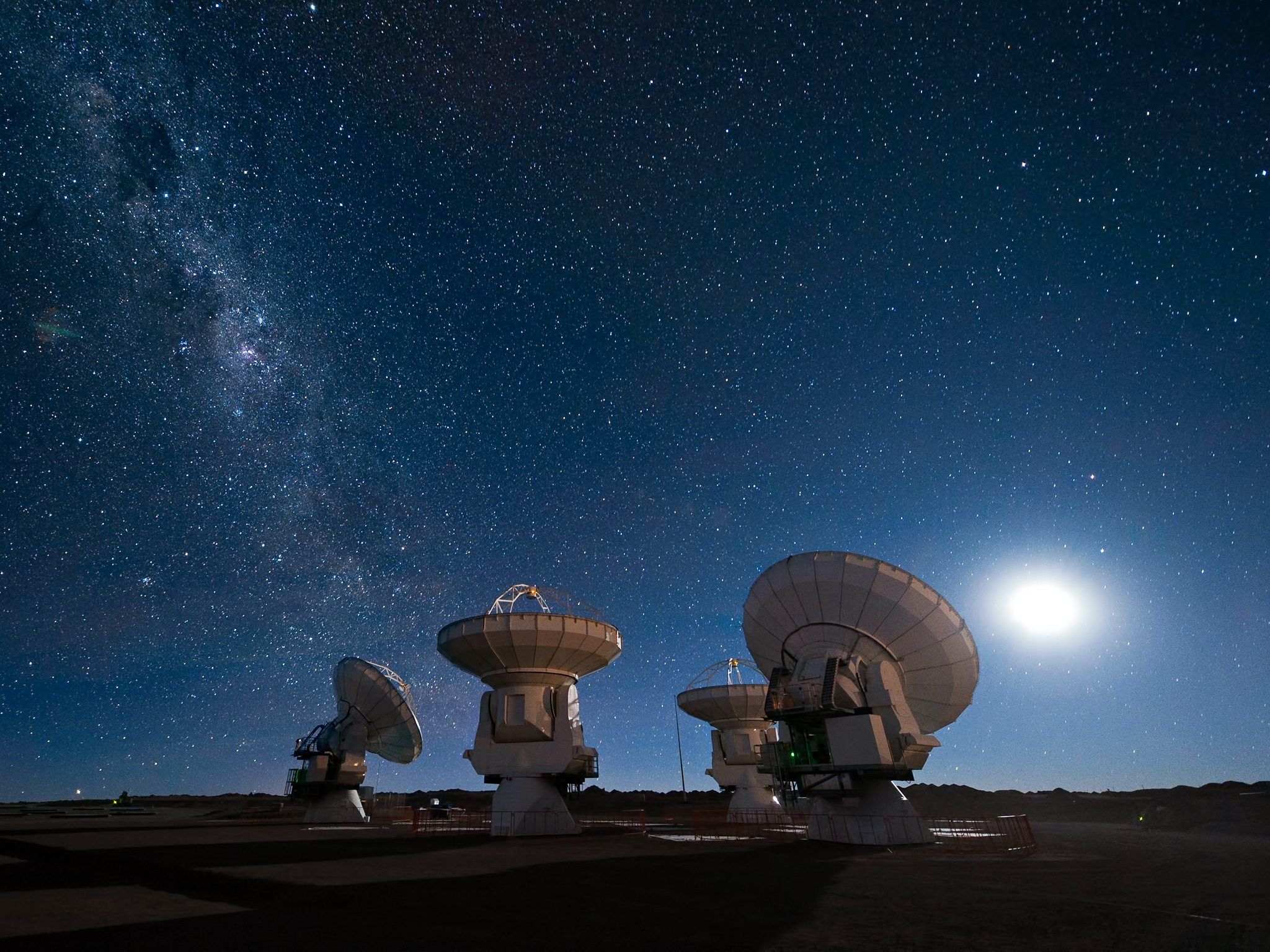 2048x1536 ALMA antennas under the Milky Way | ESO